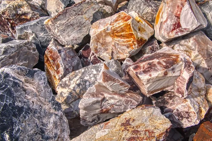 Ein Haufen rauer, zerklüfteter Steine, die Schichten aus Grau, Weiß und Rotbraun zeigen.